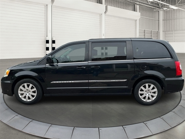 2014 Chrysler Town & Country Touring's photo