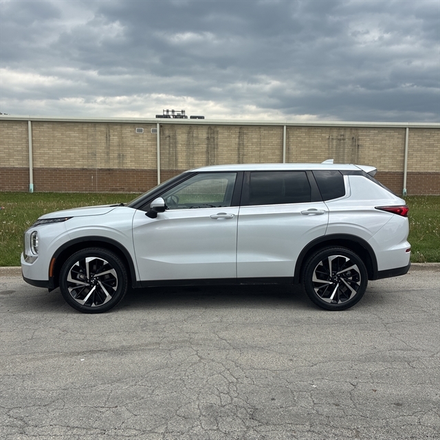 2022 Mitsubishi Outlander ES S-AWC's photo