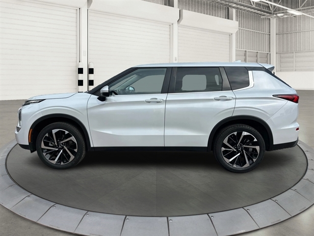 2022 Mitsubishi Outlander ES S-AWC's photo