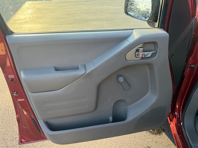 2015 Nissan Frontier S Crew Cab photo 17