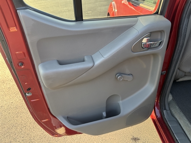 2015 Nissan Frontier S Crew Cab photo 30