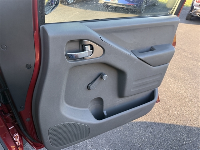 2015 Nissan Frontier S Crew Cab photo 38