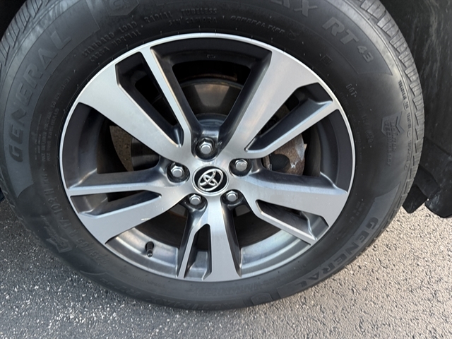2017 Toyota RAV4 XLE photo 5