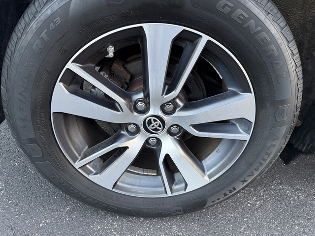 2017 Toyota RAV4 XLE photo 7