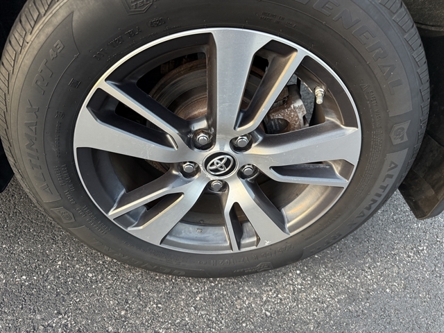 2017 Toyota RAV4 XLE photo 12