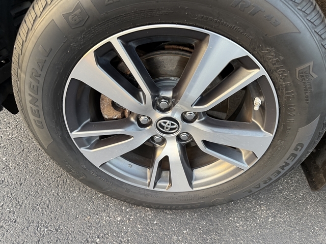 2017 Toyota RAV4 XLE photo 14