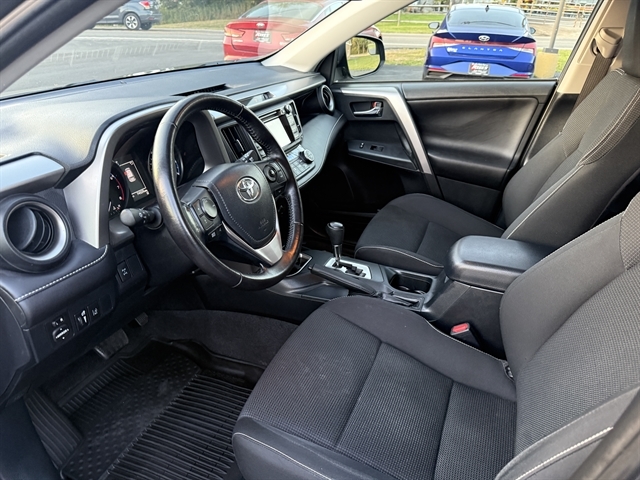 2017 Toyota RAV4 XLE photo 15