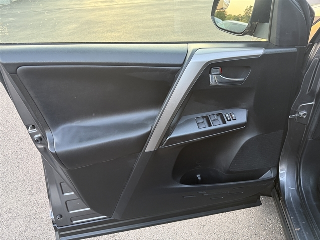 2017 Toyota RAV4 XLE photo 16