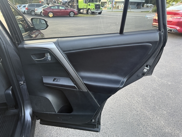 2017 Toyota RAV4 XLE photo 38