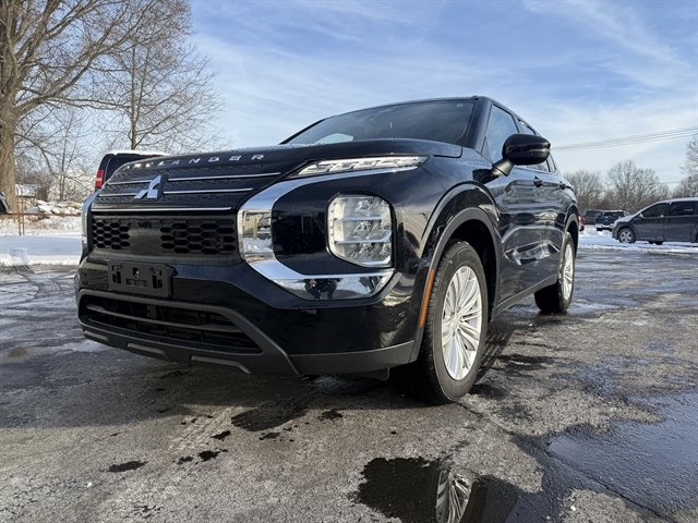 2022 Mitsubishi Outlander ES's photo