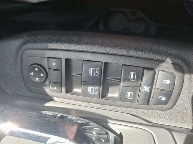 2022 Ram 1500 SLT photo 17