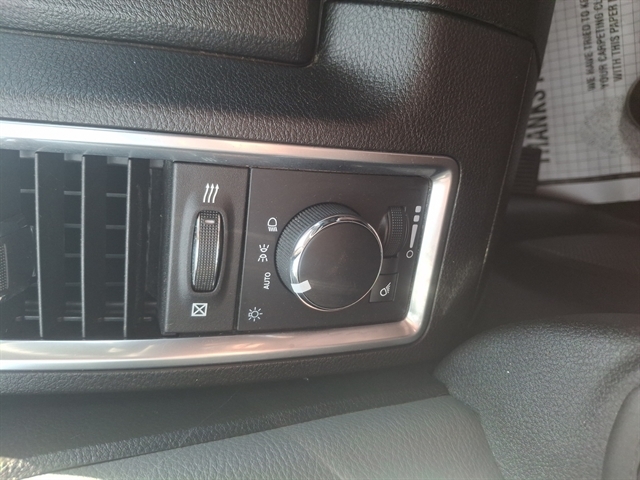 2022 Ram 1500 SLT photo 18