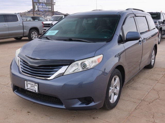 2015 Toyota Sienna LE V6 7-Passenger Access Seat's photo