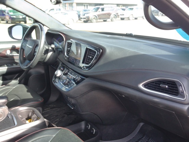 2020 Chrysler Pacifica Limited 35th Anniversary's photo