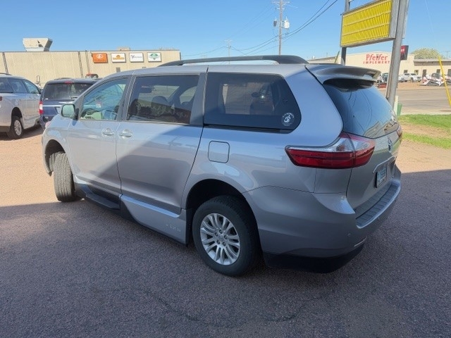 2017 Toyota Sienna XLE V6 7-Passenger Access Seat's photo