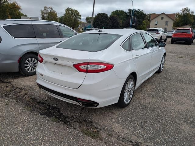 2016 Ford Fusion SE photo 2