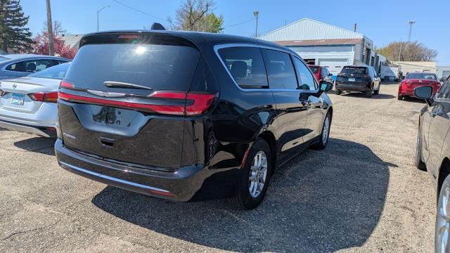 2024 Chrysler Pacifica Touring L's photo
