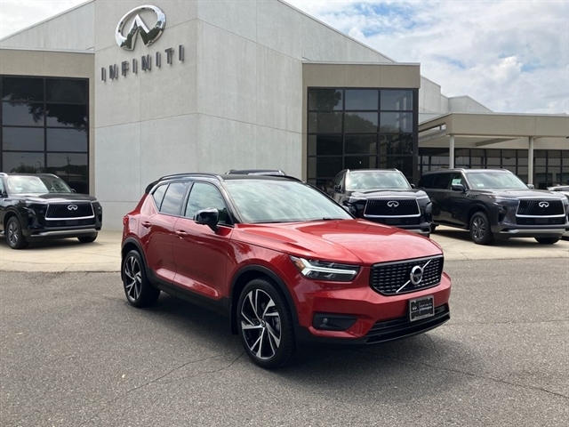 2021 VOLVO XC40