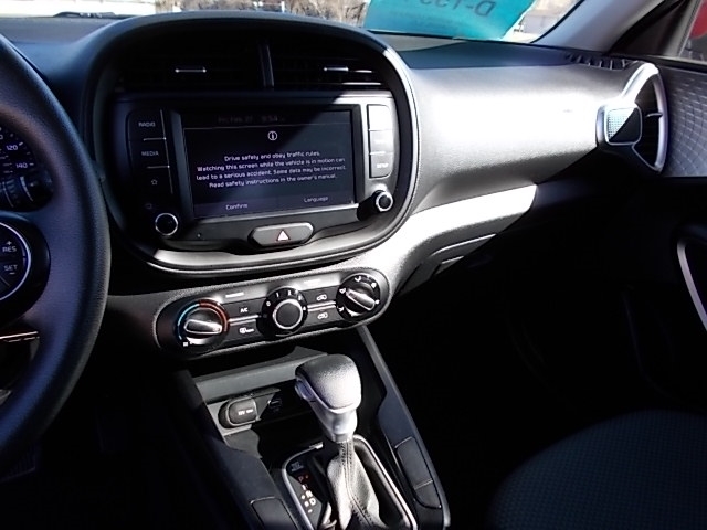 2022 Kia Soul LX - Photo 14