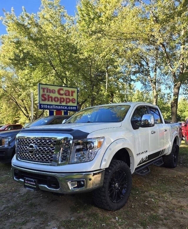 2019 Nissan Titan SL's photo