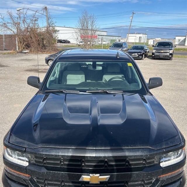 2018 Chevrolet Silverado 1500 Custom photo 2