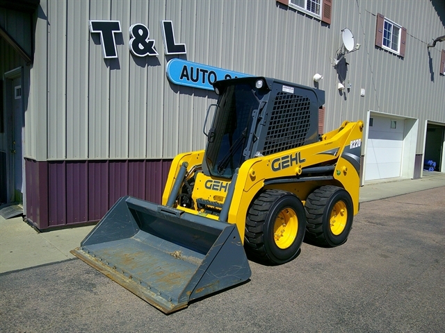 2016 GEHL R220