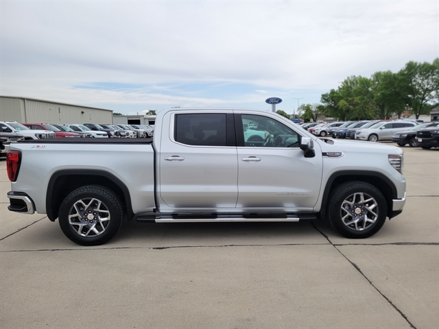 Used 2022 GMC Sierra 1500 SLT with VIN 1GTUUDEL7NZ573545 for sale in Vermillion, SD