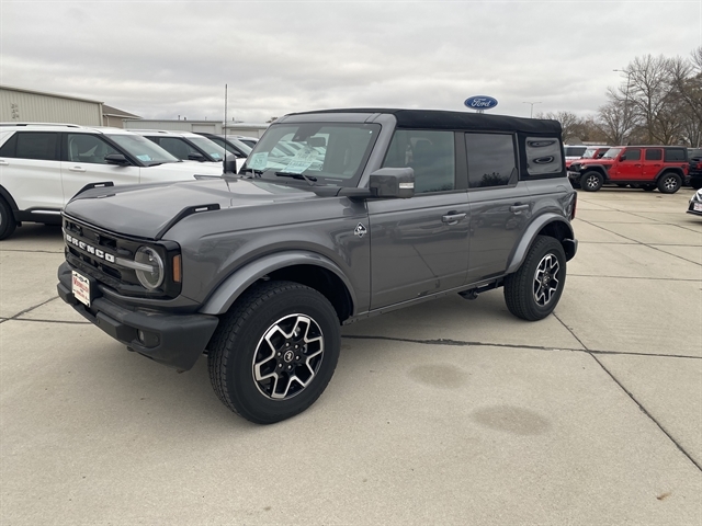2024 Ford Bronco Outer Banks photo 2