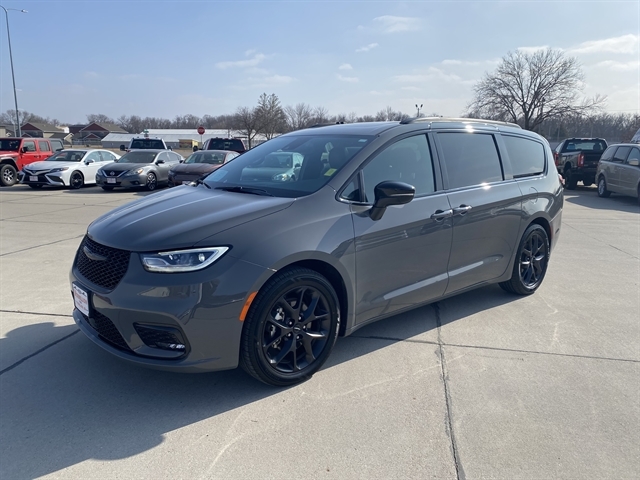 2025 Chrysler Pacifica Limited's photo