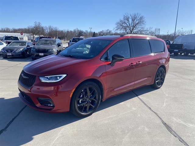 2025 Chrysler Pacifica Limited's photo