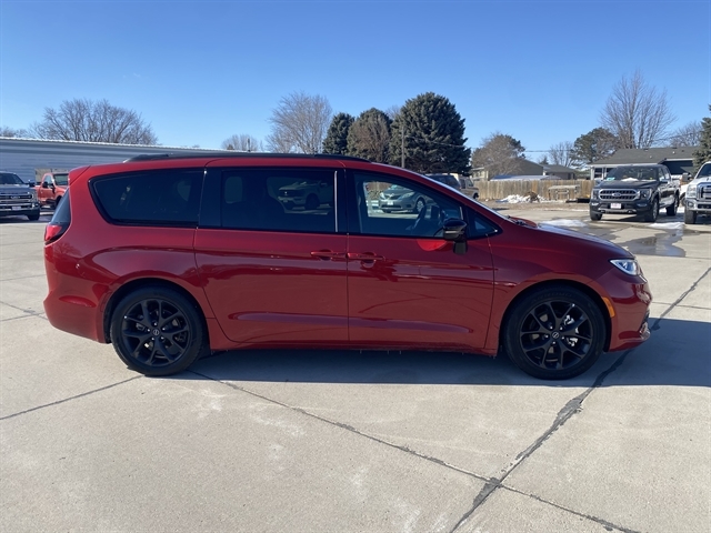 2025 Chrysler Pacifica Limited's photo