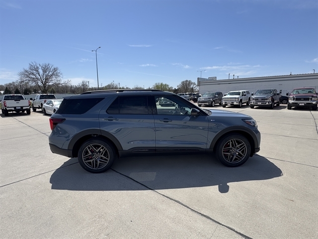 2026 Ford Explorer ST-LINE 4WD's photo
