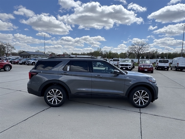 2026 Ford Explorer ST-LINE 4WD's photo