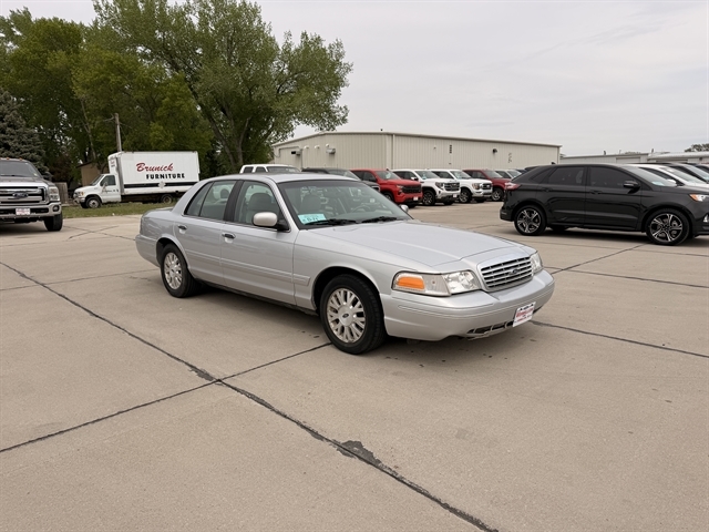 2003 Ford Crown Victoria LX's photo