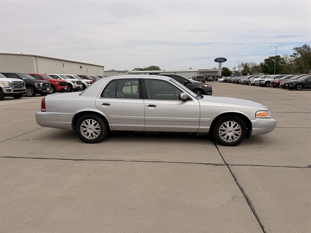 2003 Ford Crown Victoria LX's photo