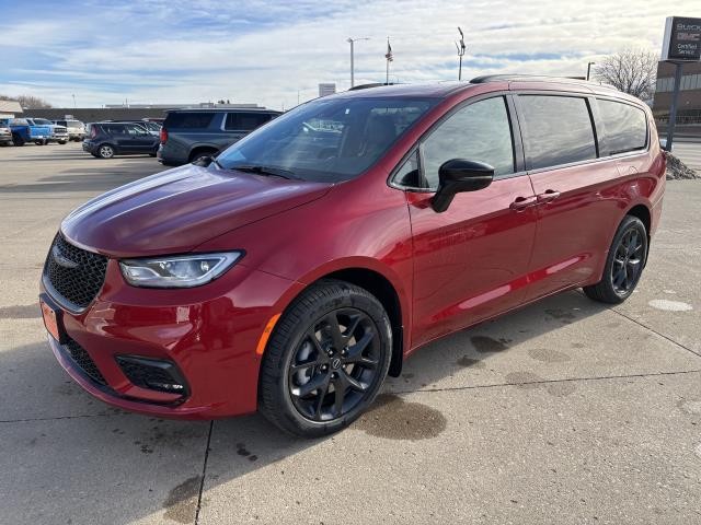 2026 Chrysler Pacifica Select's photo