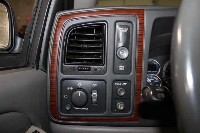 2002 Cadillac Escalade Base photo 23