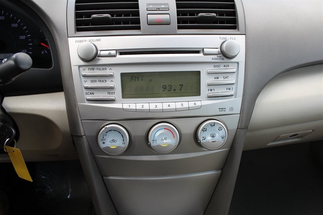 2011 Toyota Camry LE - Photo 9
