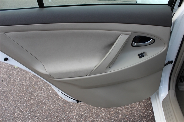 2011 Toyota Camry LE - Photo 17