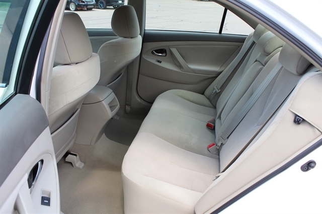 2011 Toyota Camry LE - Photo 18