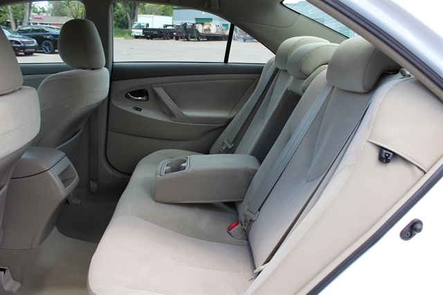 2011 Toyota Camry LE - Photo 19