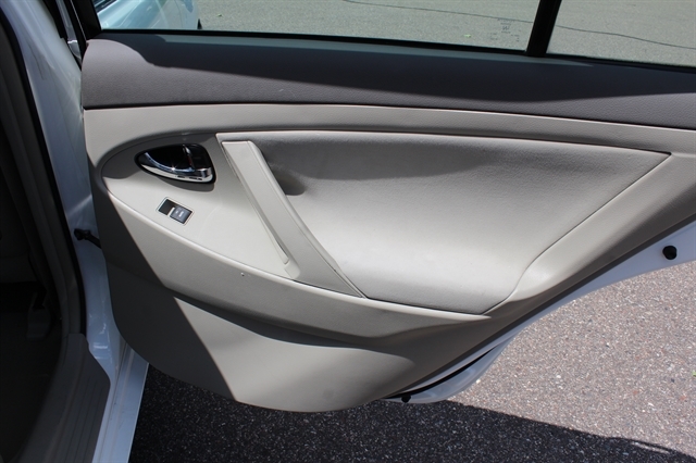 2011 Toyota Camry LE - Photo 24