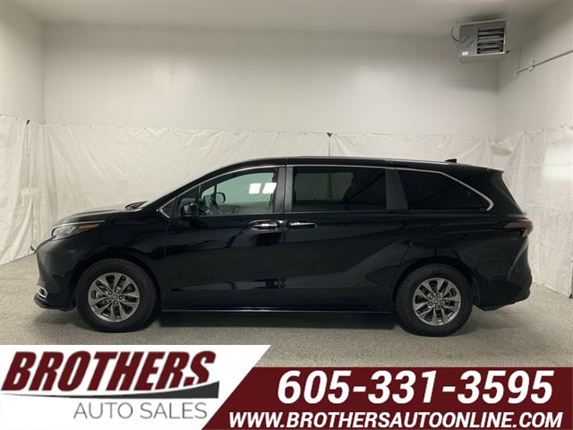 2024 Toyota Sienna XLE's photo