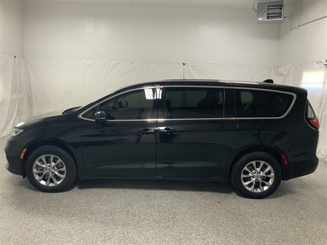 2023 Chrysler Pacifica Touring L AWD's photo