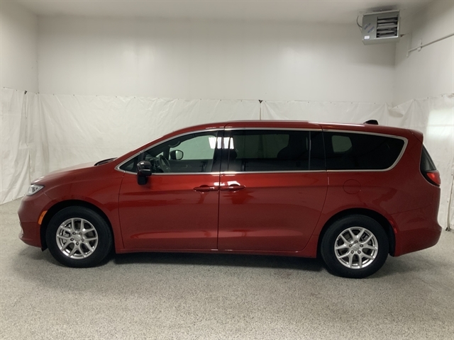 2025 Chrysler Pacifica Select's photo