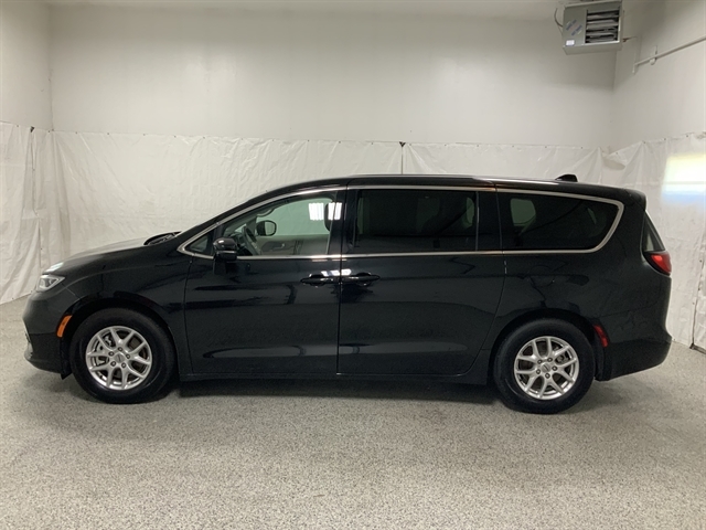 2024 Chrysler Pacifica Touring L's photo