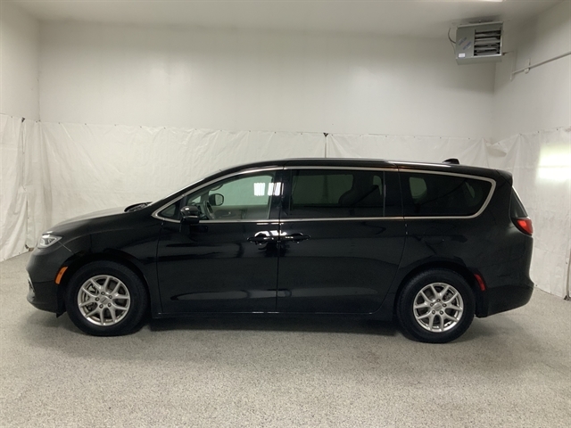 2023 Chrysler Pacifica Touring L - Photo 11