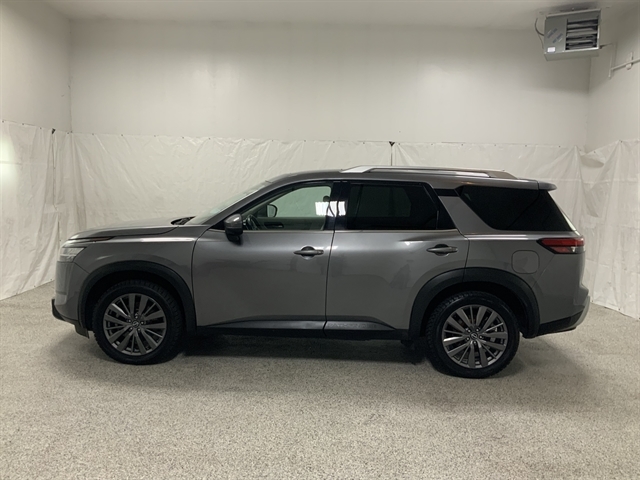 2022 Nissan Pathfinder SL 4WD's photo
