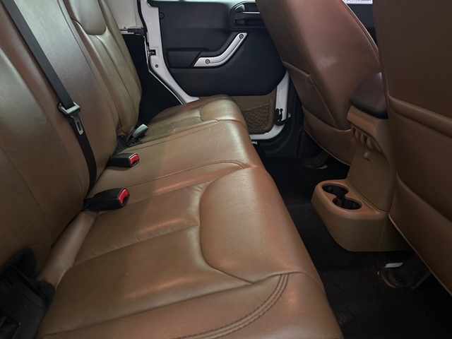2015 Jeep Wrangler Unlimited Sahara - Photo 12
