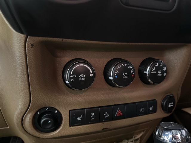 2015 Jeep Wrangler Unlimited Sahara - Photo 16